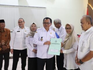 Wurja Serahkan SK Pensiun 52 ASN di Brebes: Jangan Berhenti Menginspirasi