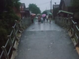 Jembatan Penghubung Larangan–Ketanggungan di Brebes Ambruk Diterjang Banjir, Akses Warga Lumpuh Total