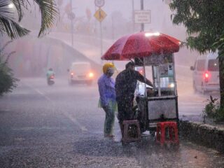 Waspada Cuaca Ekstrem Hari Ini! Brebes, Banjarnegara, Purbalingga Diguyur Hujan Lebat