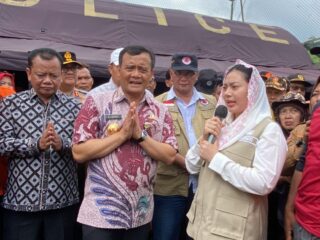 Bupati Brebes Dampingi Gubernur Jateng Salurkan Bantuan ke Korban Tanah Bergerak Desa Mendala Sirampog