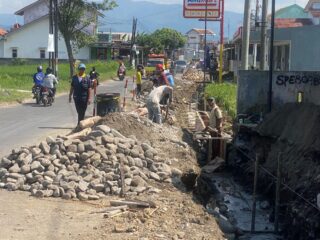 Proyek Drainase Jalan Raya Bumiayu–Salem Diduga Tak Sesuai Spesifikasi, Warga Soroti Pengawasan